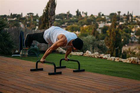 Atleta entrenando calistenia